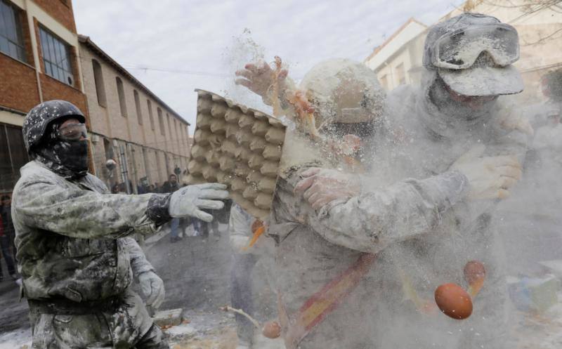 &#039;Els enfarinats&#039; vuelven a sembrar el caos en Ibi