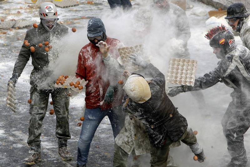 &#039;Els enfarinats&#039; vuelven a sembrar el caos en Ibi