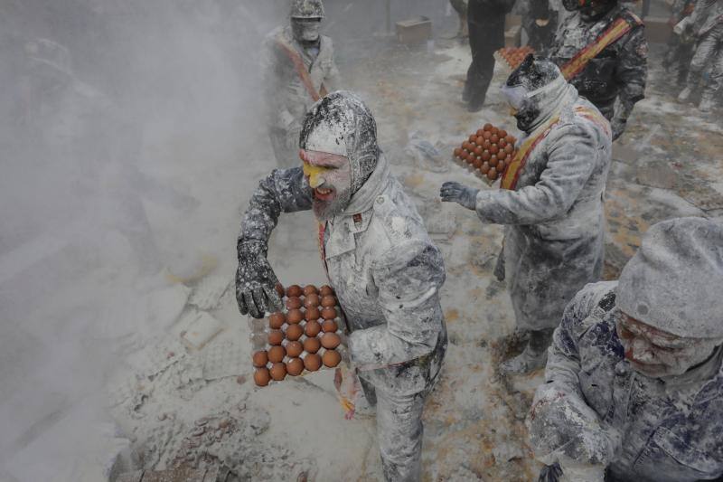 &#039;Els enfarinats&#039; vuelven a sembrar el caos en Ibi