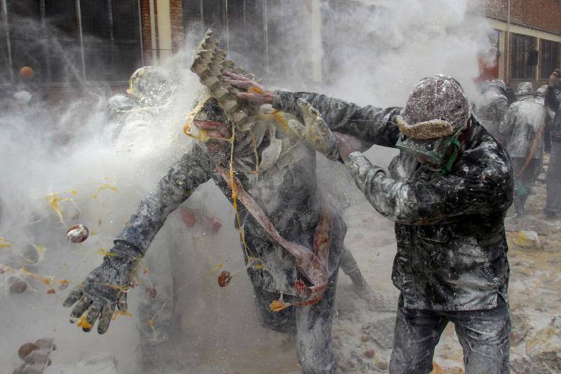 &#039;Els enfarinats&#039; vuelven a sembrar el caos en Ibi