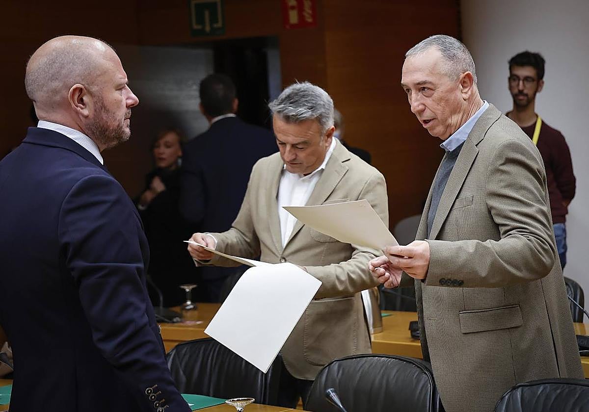 Joan Baldoví conversa con diputados socialistas en Les Corts.