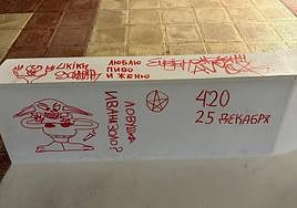 Pintadas en los bancos del paseo marítimo de El Campello.