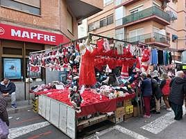 El único puesto del mercadillo del Pla que vendía ropa interior roja este año.