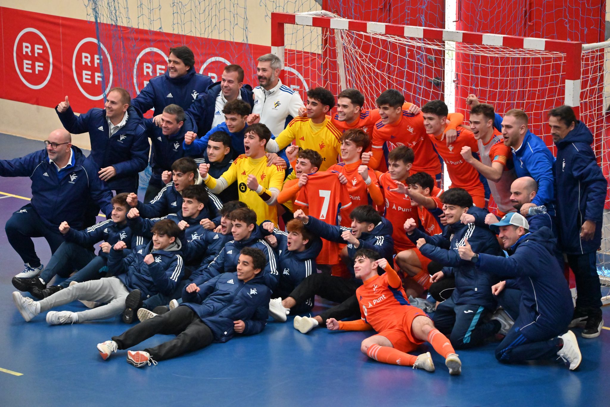 Imagen secundaria 1 - Los porteros de la valenciana, todos los jugadores y Adrián y Arechaga.