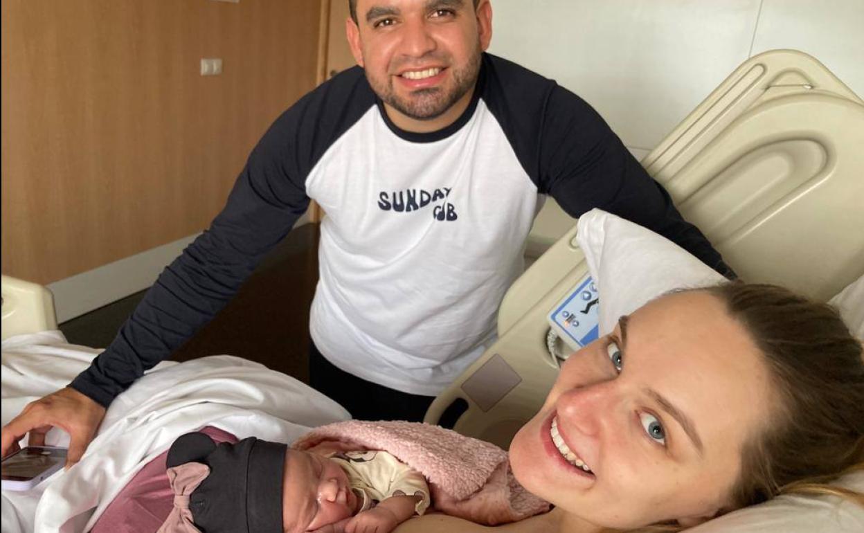 Valentina, en brazos de su madre, en el Hospital de Dénia.