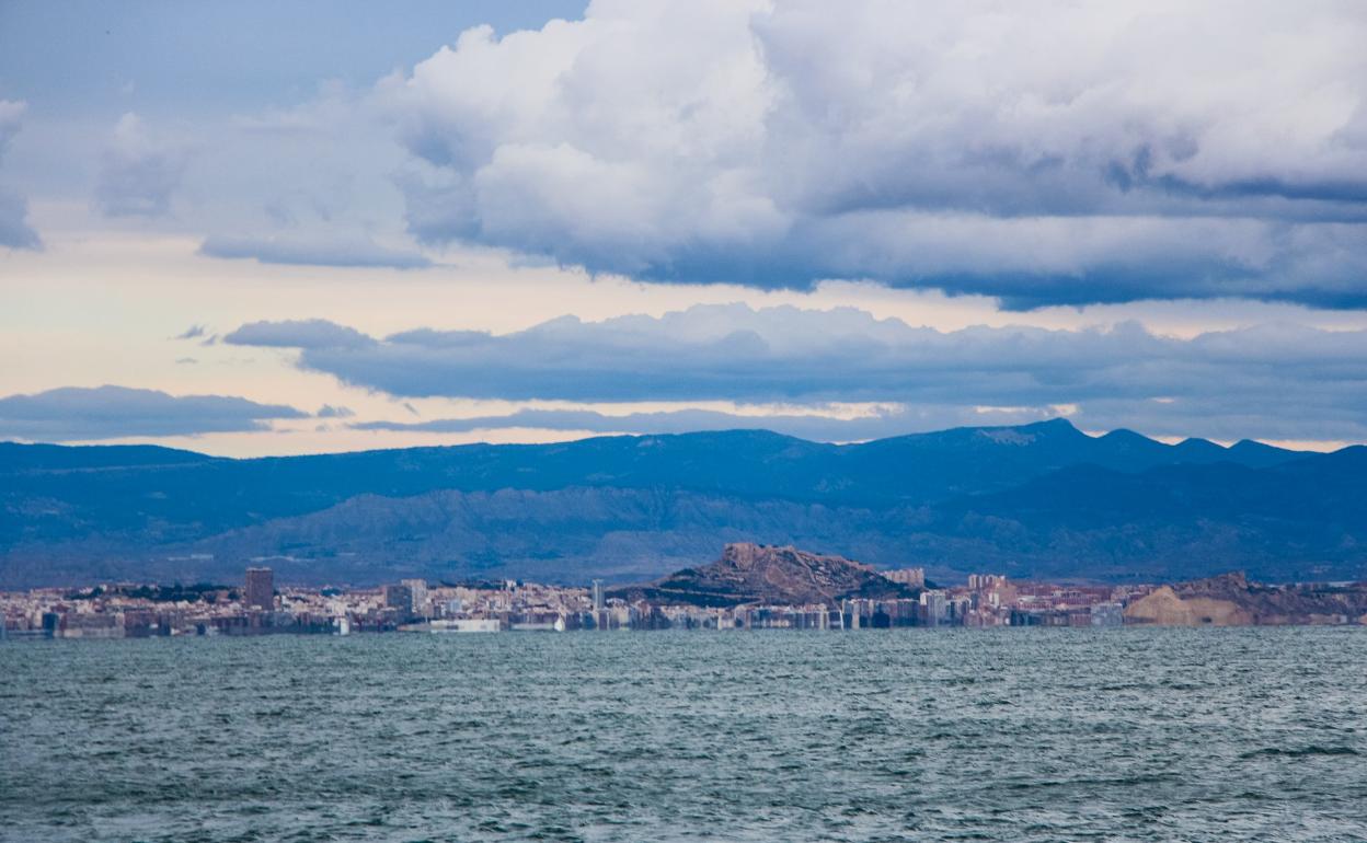 Vista de la costa de Alicante con cielos nubosos