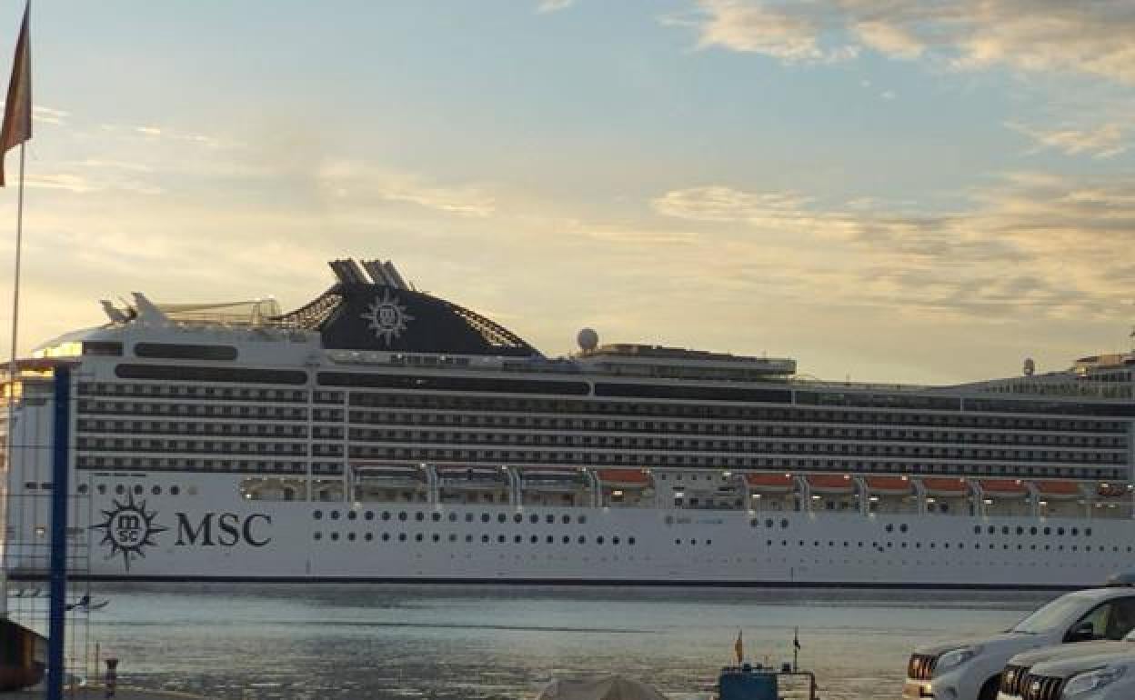 El primer crucero del año, atracado en el puerto de Alicante. 