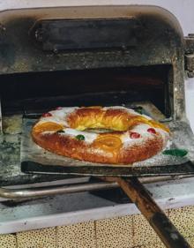Imagen secundaria 2 - Roscones elaborados en el horno de leña de la panadería Castell de Alicante.