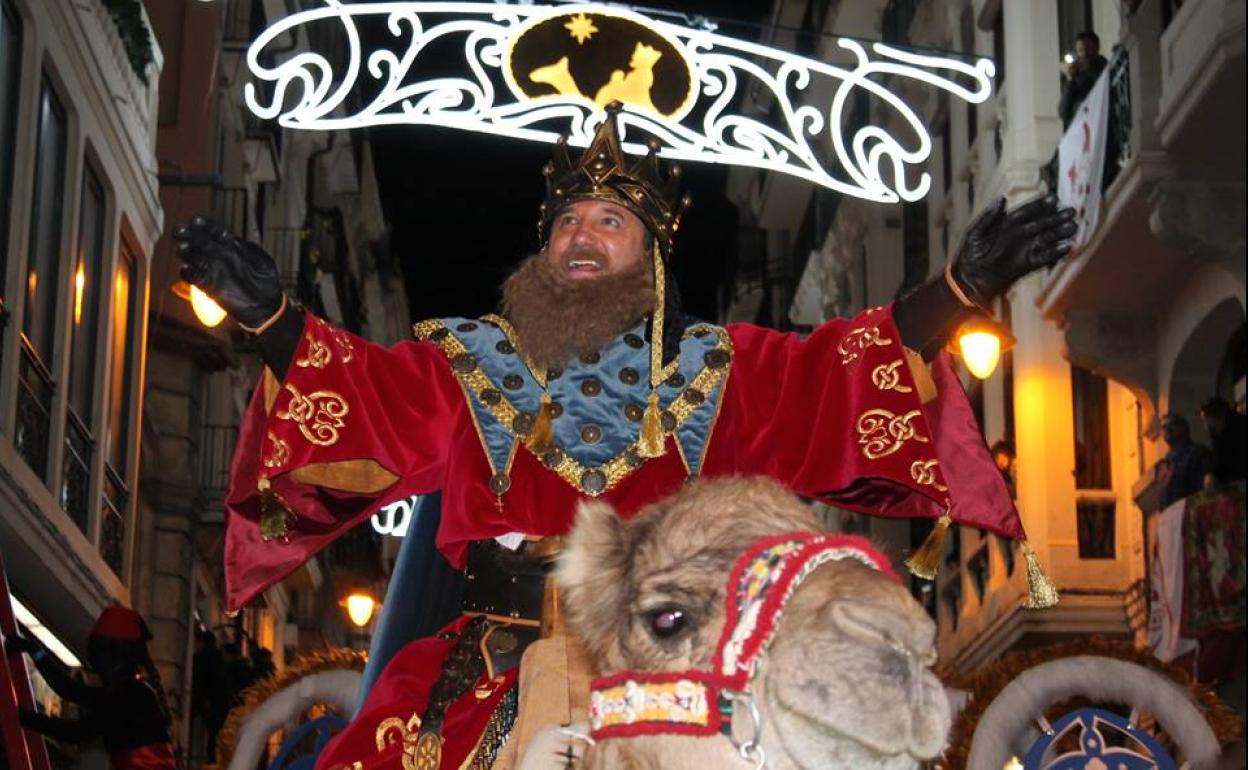 Un dromedario participa junto al rey Gaspar en la Cabalgata de Alcoi, en imagen de archivo.