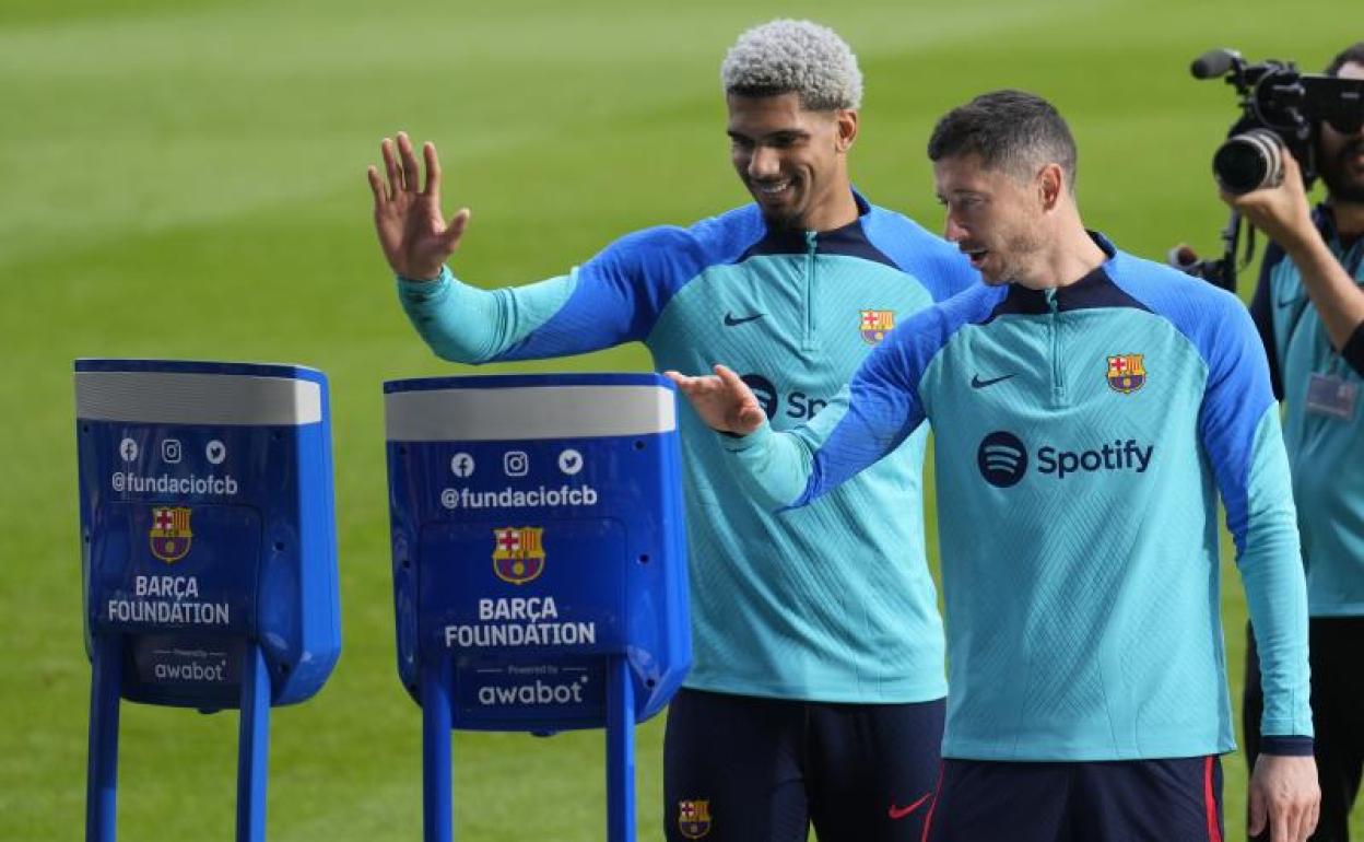 Araújo y Lewandowski, en el entrenamiento de puertas abiertas del FC Barcelona 