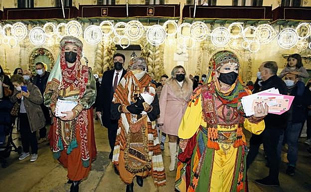 Las Carteras Reales lucen las cartas de los niños de Alicante en sus manos.