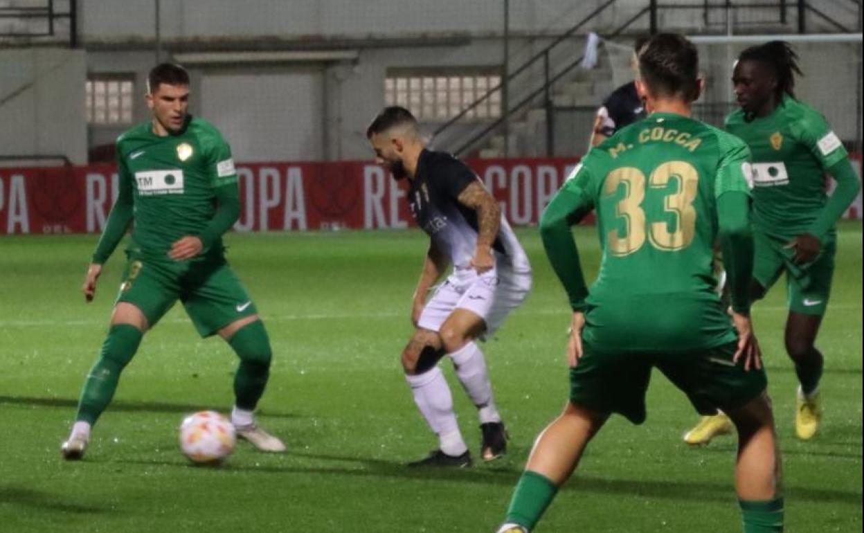 Raúl Guti da un pase en el choque de esta noche en Ceuta 