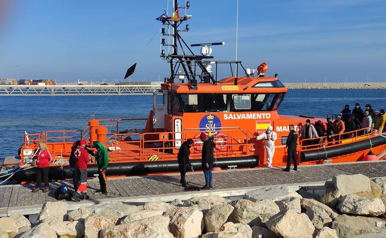 La Cruz Roja atiende a los inmigrantes de la patera al llegar a puerto