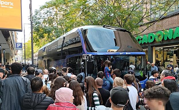 Imagen principal - Aficionados recibiendo al F.C Barcelona en el Hotel Eurostars Centrum 