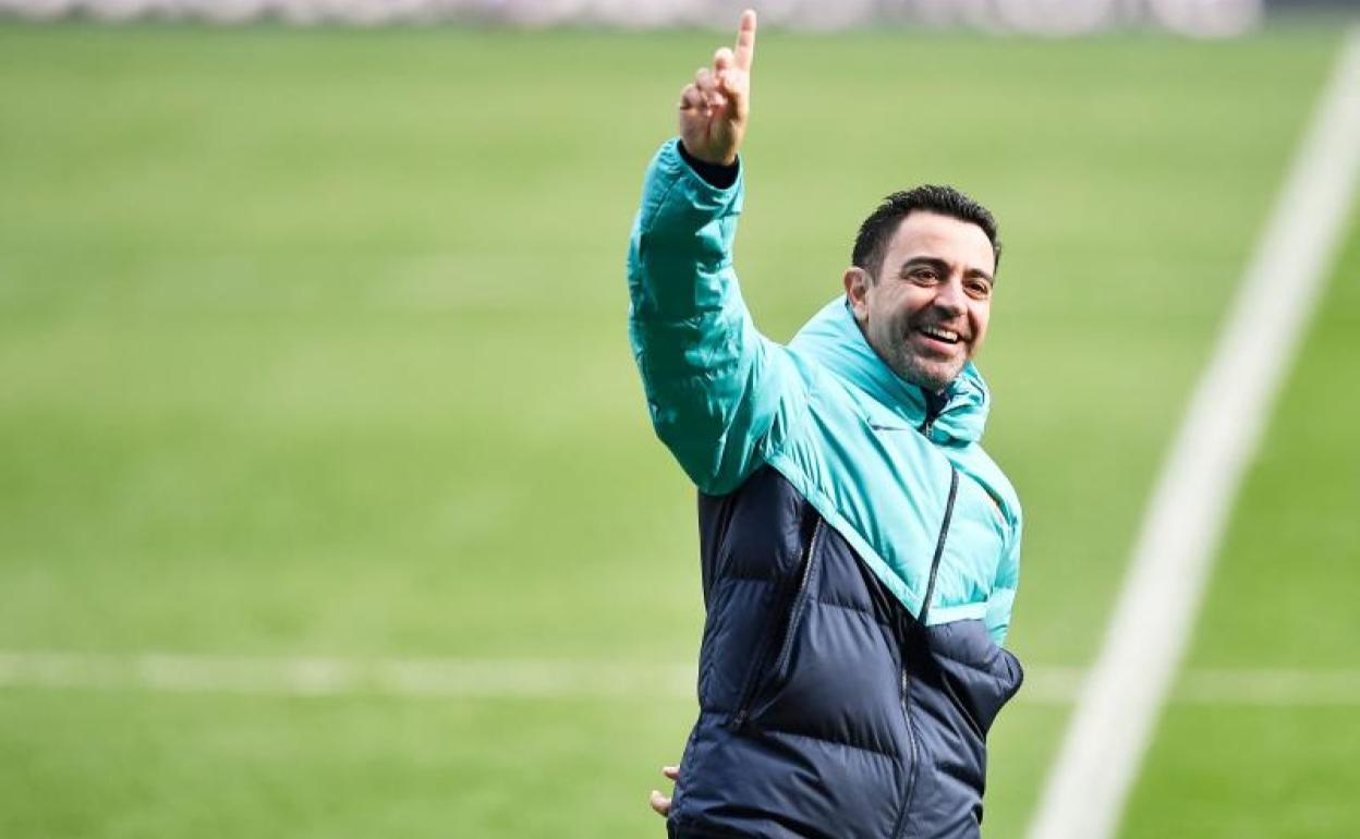 Xavi Hernández saluda a la afición en el entrenamiento de puertas abiertas del Barça 