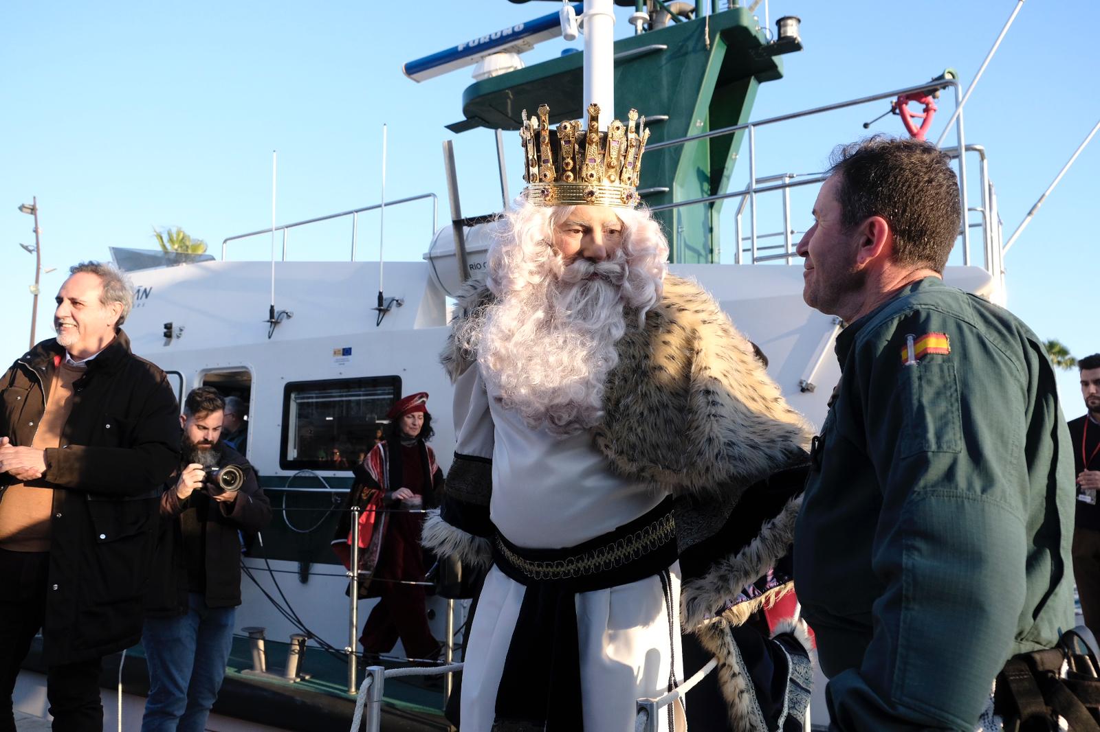 El Rey Melchor pisa tierra tras su llegada en barco