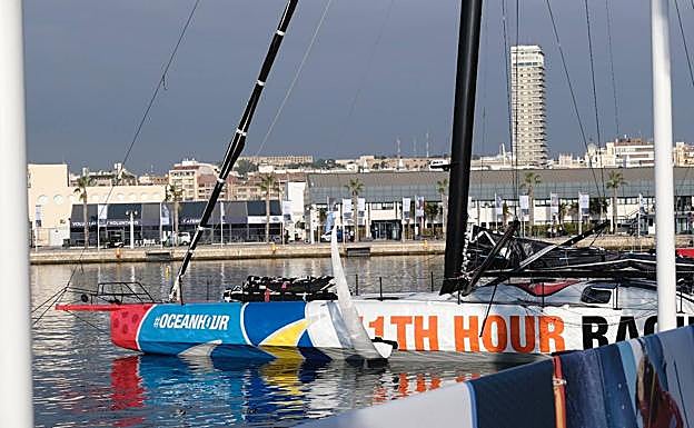 Velero de 11th Hour Racing amarrado en el puerto de Alicante