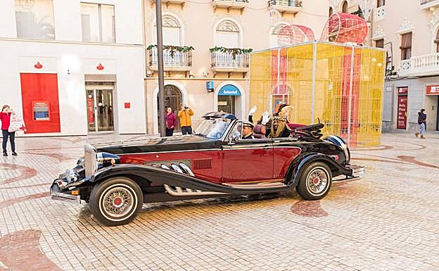 Los Reyes Magos en su llegada al Ayuntamiento montados en un coche de época. 