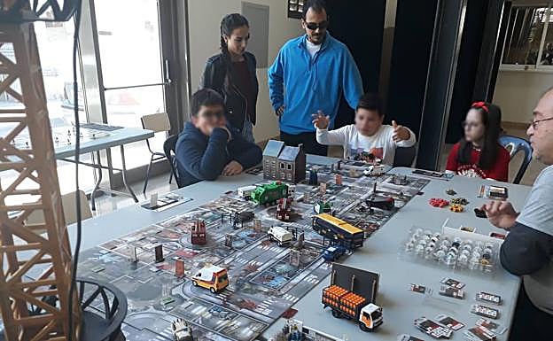 Imagen principal - Asistentes de todas las edades jugando a los diferentes juegos en la pasada edición. 