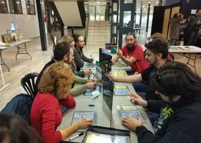 Imagen secundaria 1 - Asistentes de todas las edades jugando a los diferentes juegos en la pasada edición. 