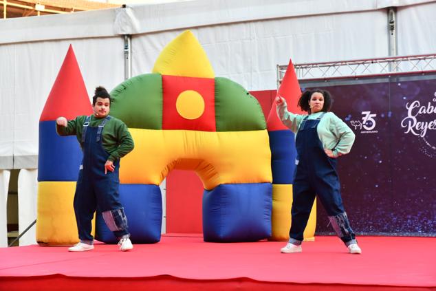 Mayores y pequeños han bailado en la plaza de Toros