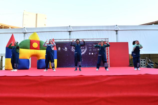 Los bailarines animal al público