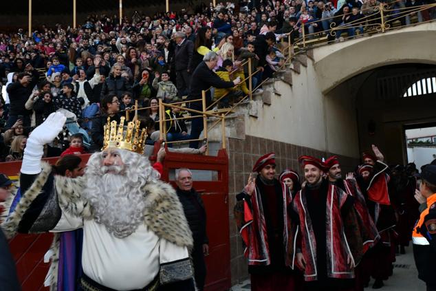 El rey Melchor entra por la Puerta Grande del coso alicantino