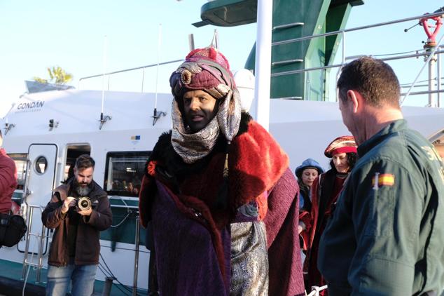 El Rey Baltasar baja del barco
