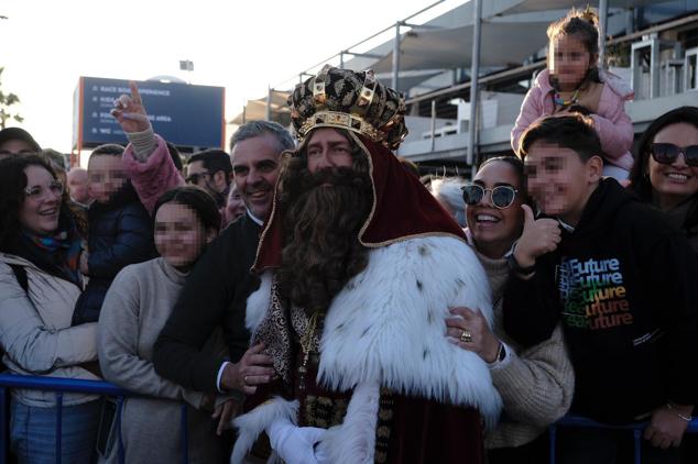 El Rey Gaspar se hace fotos con los alicantinos