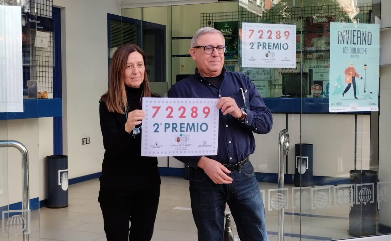 La administración 'La Manchega' de Alicante posa con el segundo premio