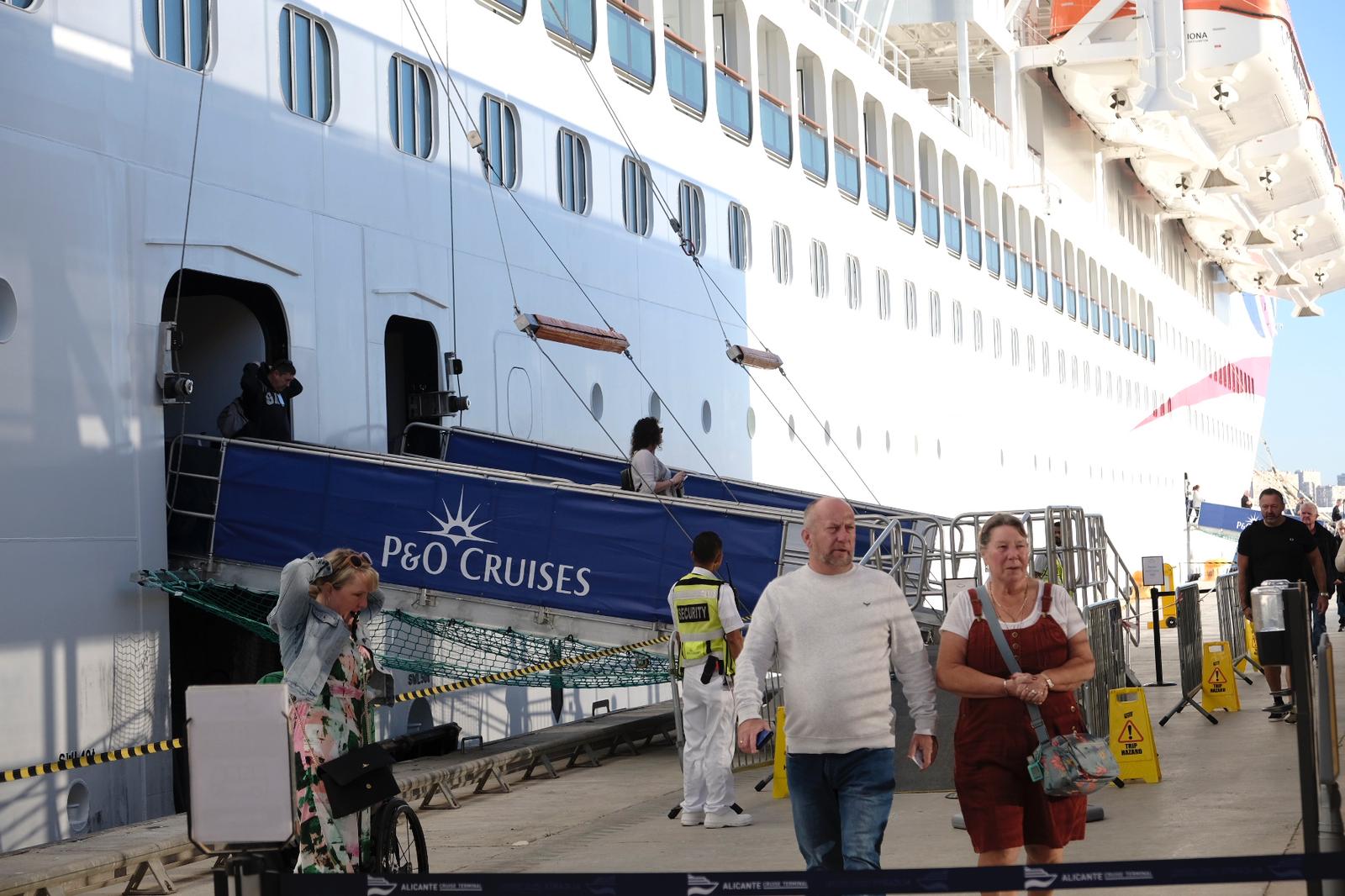 Fotos: El crucero &#039;Iona&#039; atraca en Alicante con 4.000 turistas
