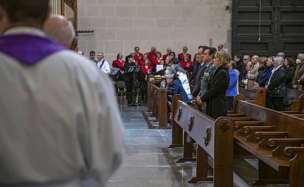 El edil Antonio Peral y el coronel jefe de la Comandancia de la Guardia Civil en Alicante, José Hernández, en primer fila.