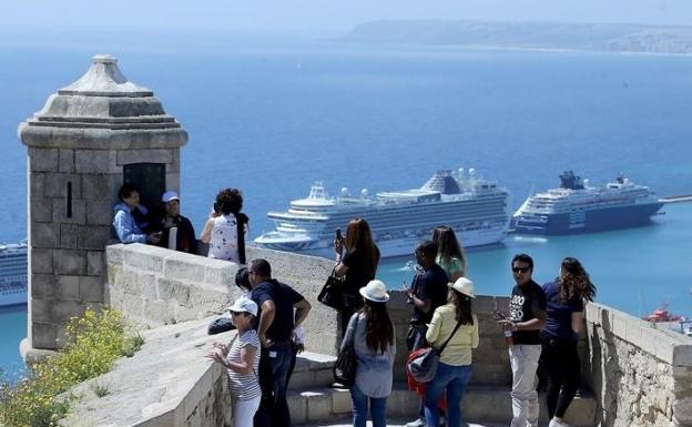 Turistas en el Castillo de Santa Bárbara y cruceros en la Terminal del Puerto de Alicante.