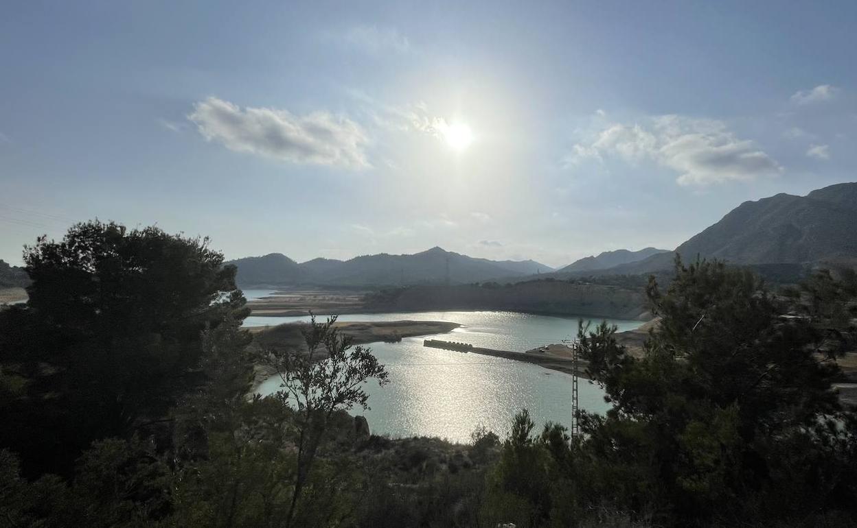 El sol luce sobre el pantano del Amadorio en la Vila Joiosa.