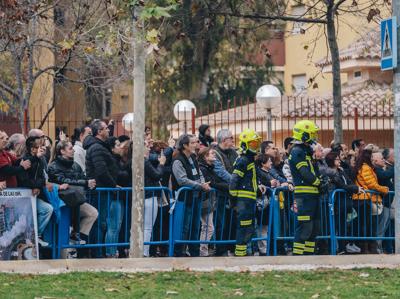 El público asistente disfruta de la mascletà