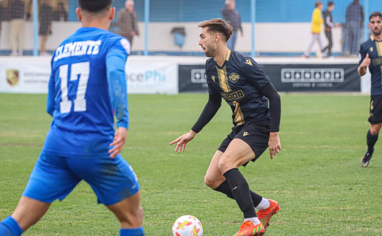 Miguel Marí conduce la pelota durante el encuentro de este domingo en Villafranqueza. 