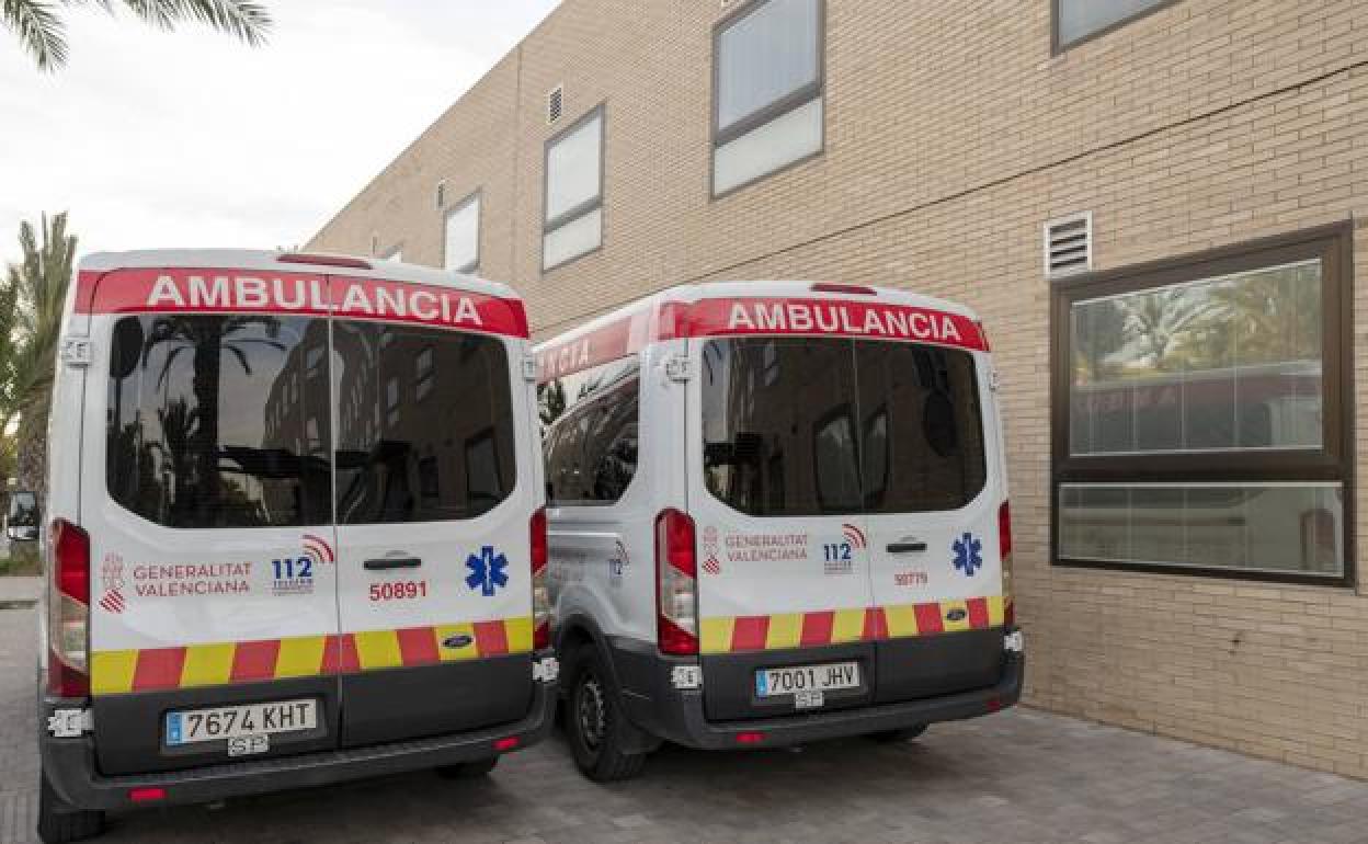 Imagen de archivo de dos ambulancias del Hospital General Universitario de Elche