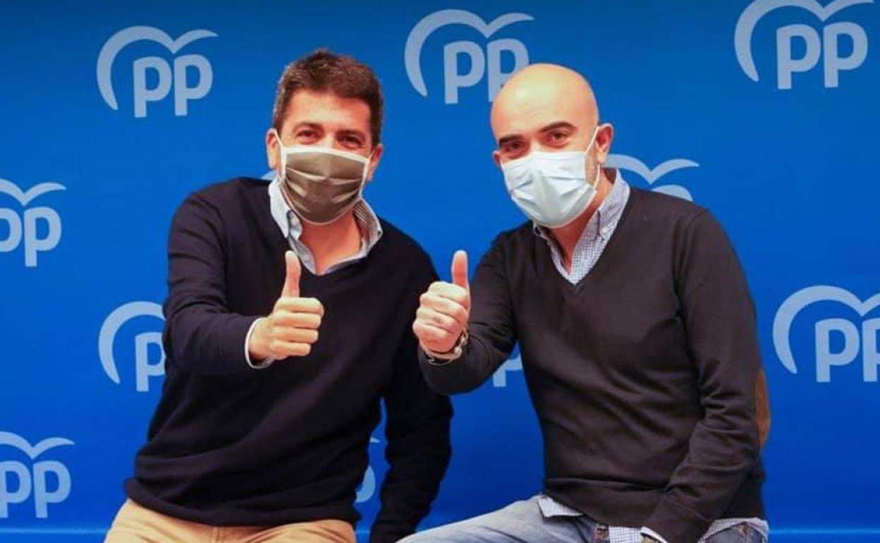 El presidente del PPCV, Carlos Mazón, con Daniel Sirera.