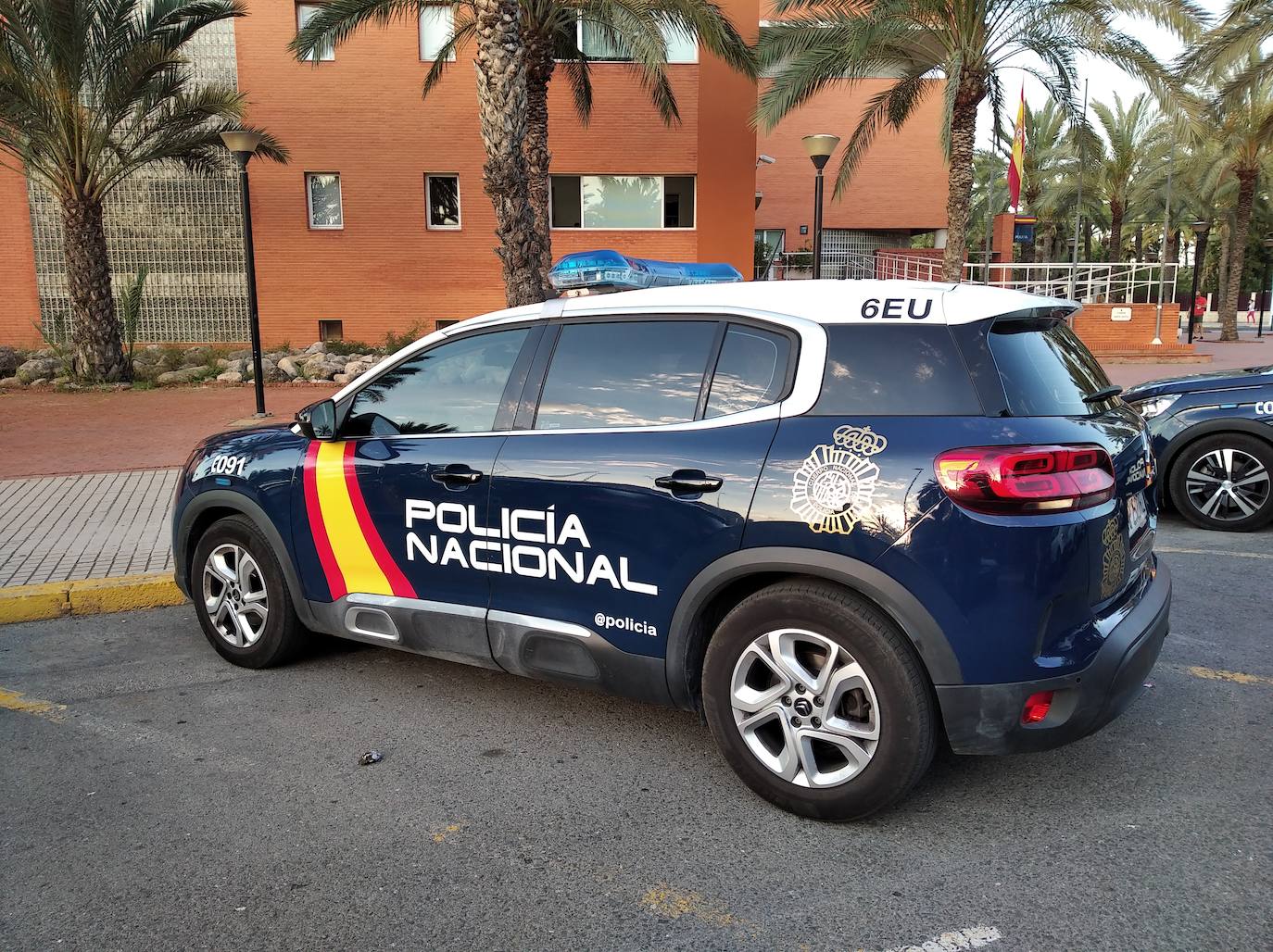 Imagen de archivo de un coche de la Policía Nacional en Elche