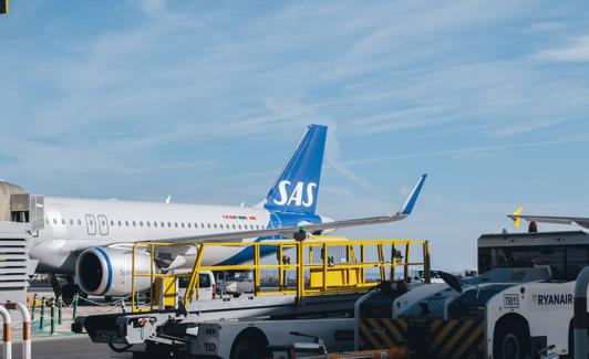 Avión estacionado en el aeropuerto Alicante-Elche