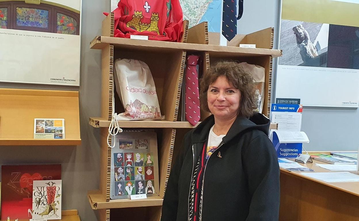 La concejala de Turismo de Elda, Rosa Vida, frente a diferentes productos de merchandising