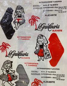 Imagen secundaria 2 - En grande el interior de la Gran Canaria. Paco Candela -abuelo- en el escaparate de la tienda. El papel de envolver original de este comercio. 