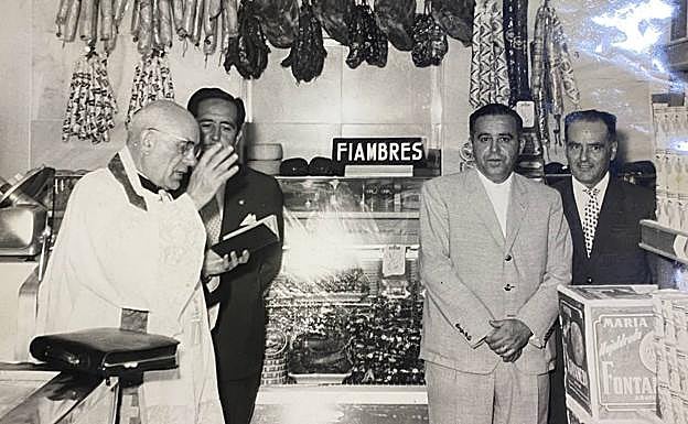 Imagen principal - En grande el interior de la Gran Canaria. Paco Candela -abuelo- en el escaparate de la tienda. El papel de envolver original de este comercio. 