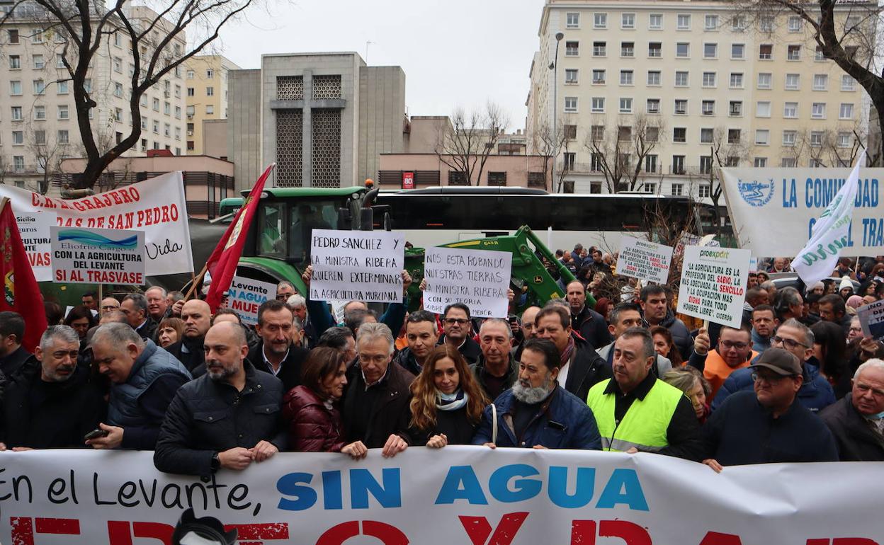 La consellera de Agricultura, Isaura Navarro, en la cabecera de la protesta. 