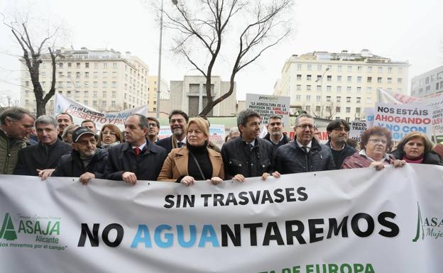 Mazón reclama en Madrid junto a miles de regantes «justicia» para el Trasvase Tajo-Segura