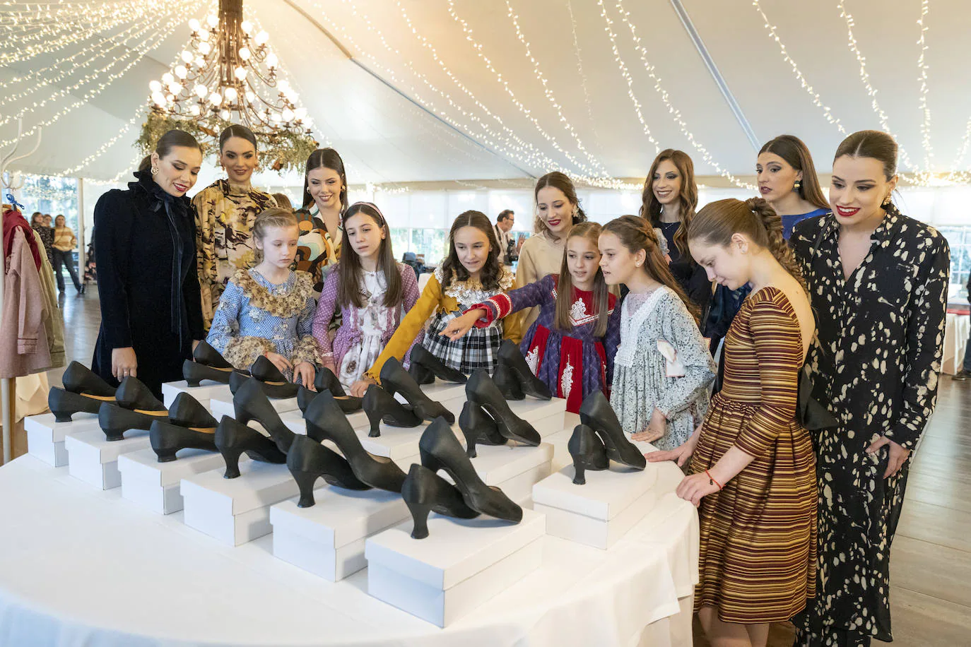 Presentación de los zapatos de las belleas del foc de Alicante y sus dames d'honor