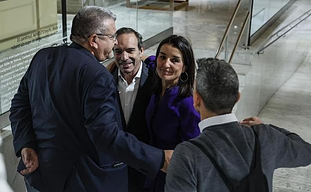 Los diputados alicantinos Fernando Llopis y Tony Woodward se despiden de su compañera.