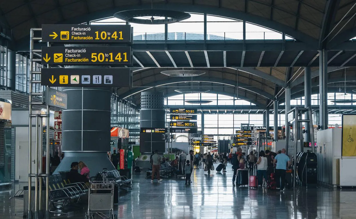 Imagen del interior del Aeropuerto Miguel Hernández Alicante-Elche. 