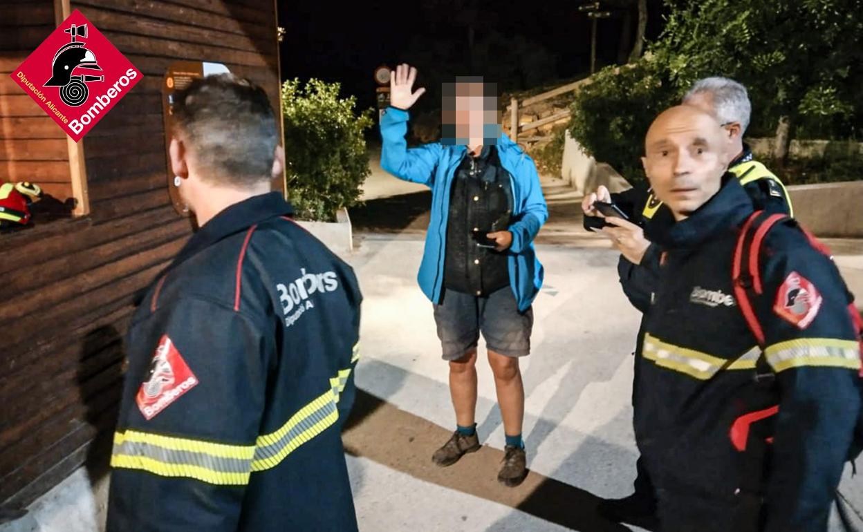 Imagen de los bomberos junto a la mujer rescatada al final del operativo