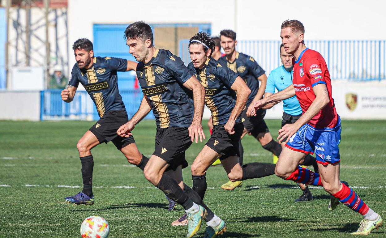 Xemi conduce la pelota durante el partido de este domingo en el estadio Antonio Solana. 